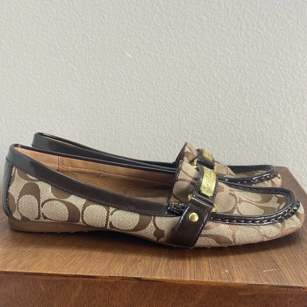 Coach Felisha Logo C Tan & Brown Loafer Flats Slip On Shoes, Women’s 9 B